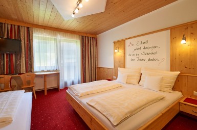 Schlafzimmer mit Doppelbett und Einzelbett