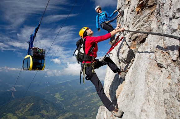 Klettern am Felsen im Dachsteingebirge © Herbert Raffalt