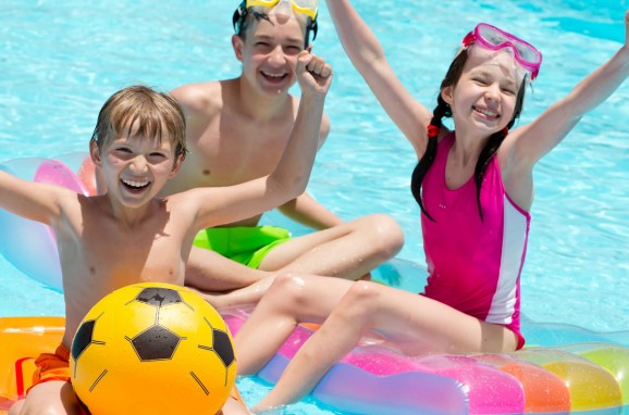 Schwimmausflug mit der Familie ins Schwimmbad oder zum Badesee